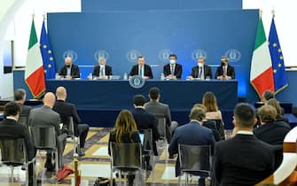 Draghi e i ministri in conferenza stampa