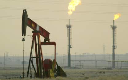 Petrolio, accordo Opec+ per estendere i tagli di produzione