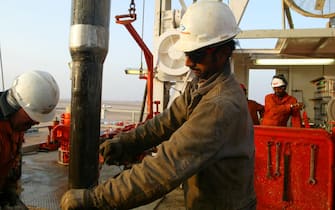 ON NORTHERN BORDER BETWEEN IRAQ AND KUWAIT, KUWAIT - JANUARY 22:  Kuwait Oil Company workers change pipes on a drilling rig January 22, 2003 on the northern border between Iraq and Kuwait in Kuwait. Kuwait produces approximately ten percent of the worlds oil and the country has promised to increase production, as needed, in the event of a war in Iraq.  (Photo by Joe Raedle/Getty Images)