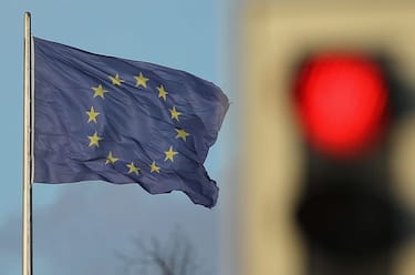 BERLIN, GERMANY - NOVEMBER 30: A flag of the European Union waves in the wind near a traffic light showing red on November 30, 2011 in Berlin, Germany. Many European leaders are warning that the growing debt crisis within the Eurozone is reaching critical proportions and that only weeks remain to take decisive action if the Euro is to survive. (Photo by Sean Gallup/Getty Images)