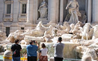 Turisti a Piazza Trevi davanti la celebre fontana a Roma, 30 luglio 2020. MAURIZIO BRAMBATTI/ANSA