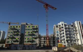 BERLIN, GERMANY - SEPTEMBER 22: Cranes stand among newly-completed apartment buildings in the city center on September 22, 2016 in Berlin, Germany. Berlin real estate prices are climbing despite the current constructin boom as the German capital continues to attract new residents.    (Photo by Sean Gallup/Getty Images)