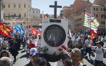 Whirlpool, operai bloccano l'autostrada a Napoli: "Intervenga Draghi"