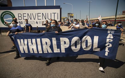 Napoli, lavoratori Whirlpool bloccano accesso all'autostrada