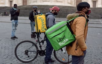 ROME, ITALY - NOVEMBER 14: Food delivery riders assemble with their bags and bicycles, to protest for protection, safety at work, and a fair salary, on November 14, 2020 in Rome, Italy. As the first country in Europe struck by the coronavirus pandemic in March, Italy has exceeded one million cases since the start of the pandemic, according to figures released on Wednesday by the Ministry of Health. (Photo by Simona Granati - Corbis/Getty Images)