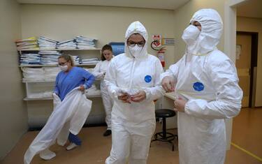 Health workers put on personal protective equipment to go into the Intensive Care Unit of the Santa Casa de Misericordia Hospital in Porto Alegre, Brazil, on August 13, 2020, amid the new coronavirus pandemic. - The occupancy of ICU beds by COVID-19 patients has risen and reached the highest mark since the beginning of the pandemic in Porto Alegre, where only a 9.4% of UCI beds remain empty. (Photo by SILVIO AVILA / AFP) (Photo by SILVIO AVILA/AFP via Getty Images)