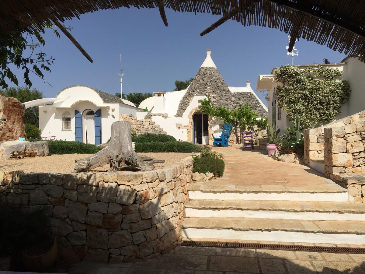 Trullo e lamia dei Trulli di Alice, a Ceglie Messapica, nel brindisino Trullo e lamia dei Trulli di Alice, a Ceglie Messapica, nel brindisino