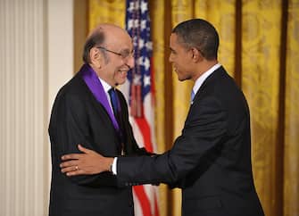US President Barack Obama shakes hands with graphic designer Milton Glaser after presenting him with the 2009 National Medal of Arts during a ceremony February 25, 2010 in the East Room of the White House in Washington, DC. AFP PHOTO/Mandel NGAN (Photo credit should read MANDEL NGAN/AFP via Getty Images)