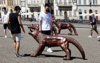 L'installazione dal titolo 'I lupi in arrivo' dell'artista cinese Liu in Pazza Pitti e in Piazza Santissima Annunziata a Firenze, 13 Luglio 2020. ANSA/CLAUDIO GIOVANNINI
