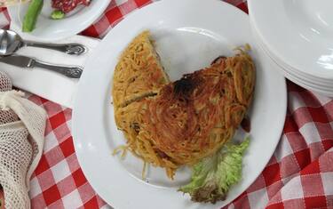 Nella foto: la frittata di maccheroni
La Coldiretti autorizza la libera e gratuita publicazione del'immagine
N 318 – 30 Aprile 2011
PRIMO MAGGIO: COLDIRETTI, PICNIC PER SEI ITALIANI SU DIECI
Il monitoraggio dei menu piu’ gettonati nelle diverse regioni
Complice la primavera e la voglia di non restare a casa, sei italiani su dieci (59 per cento) trascorreranno la ricorrenza del primo maggio facendo una passeggiata, una gita fuori porta o un picnic all’aria aperta. E’ quanto emerge da un sondaggio on line condotto dal sito www.coldiretti.it in occasione dell’iniziativa su come “Come è cambiato il picnic degli italiani in 50 anni” a Roma al mercato di Campagna Amica al Circo Massimo in Via San Teodoro, 74 per la festa del lavoro. Solo l’8 per cento dei partecipanti alla rilevazione vuole restare al chiuso guardando un film al cinema o davanti alla televisione dove peraltro c’è molta attesa per la beatificazione di Giovanni Paolo II. Il 22 per cento ha previsto di trascorrere una giornata “come tutti gli altri giorni” mentre il 10 per cento fa scelte diverse come la partecipazione a concerti, a manifestazioni di piazza o a iniziative di impegno civile.
Nel corso dell’iniziativa della Coldiretti sono stati anche presentati i risultati di un monitoraggio sui menu piu’ gettonati dagli italiani nelle diverse regioni dove si stima che a prendere forchetta e coltello sui prati sono ben 3 milioni di famiglie. Se le griglie sono roventi un po’ dovunque, le fave e pecorino sembrano essere al top delle preferenze per festeggiare il primo maggio nel Lazio, ma anche in Umbria, Abruzzo, Marche e Molise; in Liguria si è affermata la variante di fave e salame, mentre in Veneto non possono mancare i vovi (precedentemente bollite con cipolla, malva o ortica per colorarne il guscio) da accompagnare con gli sparasi (asparagi). In Sardegna invece non si rinuncia al tradizionale porceddu allo spiedo mentre in tutto il sud una vera festa all’aperto che si rispetti contempla sempre una buona frittata di maccheroni e una teglia di pasta al forno arricchita con polpettine, salame e mozzarella. In Sicilia invece un bel pic nic prevede sempre il tipico pane cunzato con acciughe, olio sale origano e pomodoro, mentre in Romagna la piadina con il formaggio squacquerone è molto apprezzata da quanti trascorrono il primo maggio in riviera. Cibi semplici e genuini che - sottolinea la Coldiretti - sono rimasti immutati negli anni mentre sono profondamente cambiati i modi per gustarli.
Se negli anni Sessanta a fare da tavola alle buone pietanze della scampagnata - continua la Coldiretti - era un rigoroso plaid a scacchi oggi si utilizza una pratica valigetta che al suo interno contiene tavolino e sedioline pronte all’uso con piccoli e semplici gesti. Il tradizionale cestino porta vivande realizzato in vimini adesso ha lasciato il posto ad una più moderna borsa frigo che mantiene al fresco e al sicuro i cibi preparati da casa e se negli anni Cinquanta bisognava recarsi in prossimità di un ruscello per rinfrescare le bevande oggi si può tranquillamente ricorrere ai thermos che mantengono fredde le bibite e ben caldo il caffè di fine pasto. Le posate, i piatti e i bicchieri, in un picnic moderno sono assolutamente biodegradabili mentre prima si era costretti a portarsi da casa stoviglie pesanti e sicuramente molto più ingombranti.
COME TRASCORRERAI LA RICORRENZA DEL 1° MAGGIO?
Come tutti gli altri giorni 22%
Facendo una passeggiata o un pic nic all’aria aperta 59%
Al chiuso, al cinema o davanti la televisione 9%
Altro (concerti, manifestazioni, beatificazione, ecc.) 10%
Fonte: Indagine on line sul sito web www.coldiretti.it