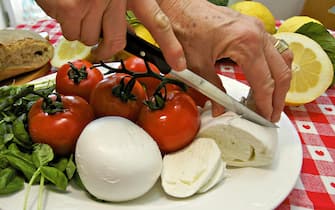 A Neapolitan Chef prepares an Insalata Caprese (salad made with tomatoes and mozzarella) in a Naples' restaurant on March 28, 2008. The European Commission expressed satisfaction on March 27, 2008 with Italian authorities' reaction to a dioxin-tainted mozzarella scare, and said it currently saw no need for further EU action.  AFP PHOTO / ROBERTO SALOMONE (Photo credit should read ROBERTO SALOMONE/AFP via Getty Images)