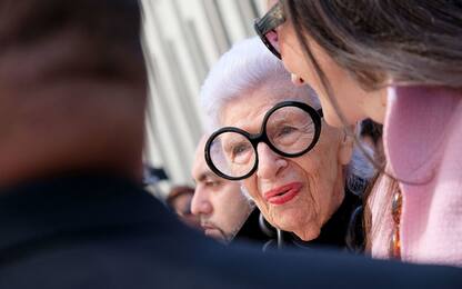 Iris Apfel compie 99 anni, chi è l’imprenditrice “icona di stile”