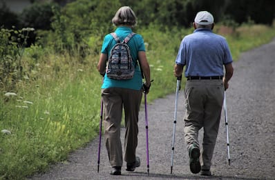 Cervello, camminare può rallentare il declino cognitivo negli anziani