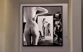 La mostra "Fotografie" di Helmut Newton al Palazzo Ducale di Genova che durera' fino al 22 gennaio. Oltre 200 scatti del fotografo di origine tedesca, alcuni a grandezza reale.       ANSA / LUCA ZENNARO