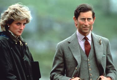 WESTERN ISLES, SCOTLAND - JULY 03: Prince Charles, Prince of Wales and Diana, Princess of Wales, wearing a Barbour waxed jacket, during a visit to Barra on July 3, 1985 in the Western Isles, Scotland. (Photo by Anwar Hussein/Getty Images)