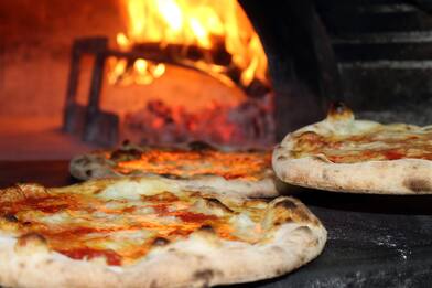 Carugo, pizzaiolo-pusher cerca di bruciare droga in forno: bloccato
