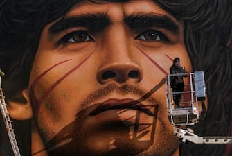 QUARTO, NAPLES, CAMPANIA, ITALY - 2021/01/04: Neapolitan street artist Jorit Agoch is at work on a mural painting depicting the face of Diego Armando Maradona who died on 25 November 2020. The figure of Maradona in Naples and the province is revered as a saint. (Photo by Antonio Balasco/KONTROLAB/LightRocket via Getty Images)