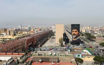 Napoli, 24/03/2017
Cronaca
A Napoli, nel quartiere di San Giovanni a Teduccio, il murales di Jorit raffigurante Diego Armando Maradona. Sotto la scritta: Dios es umano.
Nella foto: il murales di Maradona su un palazzo del quartiere