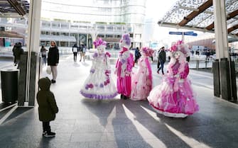 Donne vestite con le maschere veneziane per carnevale passeggiano in Piazza Gae Aulenti Milano. Donne vestite con le maschere veneziane per carnevale passeggiano in Piazza Gae Aulenti al Quartiere di Porta Nuova (Milano - 2021-02-13, Duilio Piaggesi) p.s. la foto e' utilizzabile nel rispetto del contesto in cui e' stata scattata, e senza intento diffamatorio del decoro delle persone rappresentate
