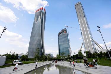 Persone passeggiano nella prima domenica dopo il lockdown al parco di City Life a Milano, 10 maggio 2020.ANSA/Mourad Balti Touati
