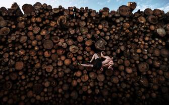 epa09137093 A handout photo made available by World Press Photo (WPP) organization shows a picture by Adam Pretty, winner of the Sports - First Prize Singles category in the World Press Photo 2021 Contest as it was announced by World Press Photo on 15 April 2021. 

Georg climbs a log pile while training for bouldering, in Kochel am See, Bavaria, Germany, on 15 September. 

Bouldering entails climbing on small rock formations and boulders of usually no more than six meters in height, without ropes or harnesses. Historically, it began as a training activity for more ambitious climbing and mountaineering pursuits, but has evolved into a sport in its own right. Rock-climbing gyms and sports facilities in Munich were closed as a result of the ongoing COVID-19 pandemic, so athletes had become creative in their training methods.  EPA/Adam Pretty / Getty Images / WPP /  HANDOUT NO CROPPING / NO MANIPULATING / USE ONLY FOR SINGLE PUBLICATION IN CONNECTION WITH THE WORLD PRESS PHOTO AND ITS ACTIVITIES HANDOUT EDITORIAL USE ONLY/NO SALES