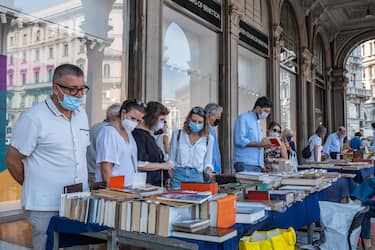 Milano, Torna l'appuntamento mensile con Libri in piazza, sotto il portici meridionali di piazza Duomo. (Milano - 2020-09-13, Francesco Bozzo) p.s. la foto e' utilizzabile nel rispetto del contesto in cui e' stata scattata, e senza intento diffamatorio del decoro delle persone rappresentate