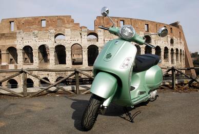 Vespa, l'iconico scooter di Piaggio compie 75 anni