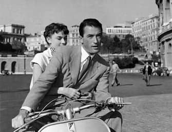 Audrey Hepburn e Gregory Peck in una scena del film ''Vacanze romane''.  ANSA / UFFICIO STAMPA PIAGGIO +++NO SALES - EDITORIAL USE ONLY+++