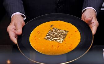 Il risotto oro e zafferano Milano - lo chef Gualtiero Marchesi con il suo famoso risotto allo zafferano con foglia d'oro