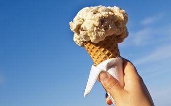 Gelato Una mano tiene un cono gelato