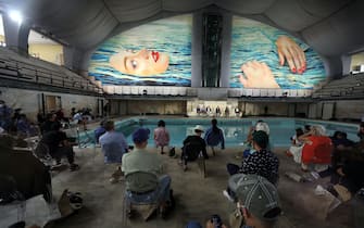 L opera Be Water realizzata da Maurizio Cattelan  a Pierpaolo Ferrari ed esposta alla  piscina Cozzi di Milano, 6 Settembre 2021.  ANSA / MATTEO BAZZI