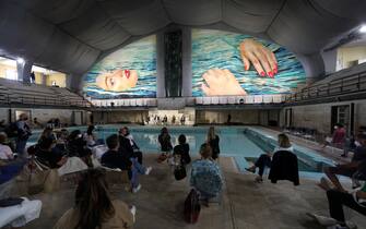 L opera Be Water realizzata da Maurizio Cattelan  a Pierpaolo Ferrari ed esposta alla  piscina Cozzi di Milano, 6 Settembre 2021.  
ANSA / MATTEO BAZZI