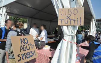 MILANO 17/10/2015 - PIAZZA CASTELLO PRANZO GRATIS CONTRO GLI SPRECHI - FEEDING MILANO 5000 - PRANZO GRATUITO PER 5 MILA PERSONE CIBO SALVATO SPRECO GIOVANI SCUOLA CUOCHI GALDUS - FOTO MARMORINO/NEWPRESS