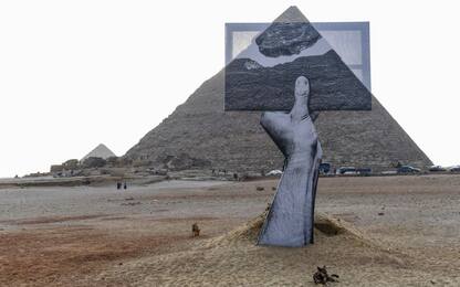 "Forever is Now", l'esibizione artistica alle piramidi di Giza. FOTO