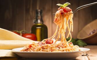 Un piatto di spaghetti al pomodoro
