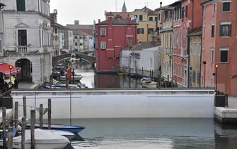 Chioggia Una panoramica sul sistema MiniMose in canal Vena a Chioggia, oggi 22 marzo 2014, durante la visita del ministro alle Infrastrutture e Trasporti Maurizio Lupi ai cantieri del Mose sulla bocca di porto di Chioggia. ANSA/ANDREA MEROLA