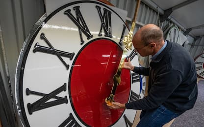Germania, fabbrica di orologi enormi si prepara al cambio d'ora. FOTO