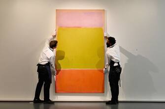 Art handlers hang Mark Rothko's "No. 7", part of The Macklowe Collection, at Sotheby's on November 5, 2021 in New York City. - After more than a year, in-person auctions are returning to New York this week with the sale of the exceptional Macklowe collection, reputed to be the most expensive in the world to come onto the market -- and buyers are champing at the bit after the pandemic.
At renowned auction houses Christie's and Sotheby's, the message is the same: the art market is doing very well.
With fall sales estimated to bring in more than $1 billion in a week, starting on November 15, "this is our largest sale season that we've presented since 2015," a record year, said Brooke Lampley, president of the fine arts department at Sotheby's.
 - RESTRICTED TO EDITORIAL USE - MANDATORY MENTION OF THE ARTIST UPON PUBLICATION - TO ILLUSTRATE THE EVENT AS SPECIFIED IN THE CAPTION (Photo by ANGELA WEISS / AFP) / RESTRICTED TO EDITORIAL USE - MANDATORY MENTION OF THE ARTIST UPON PUBLICATION - TO ILLUSTRATE THE EVENT AS SPECIFIED IN THE CAPTION / RESTRICTED TO EDITORIAL USE - MANDATORY MENTION OF THE ARTIST UPON PUBLICATION - TO ILLUSTRATE THE EVENT AS SPECIFIED IN THE CAPTION (Photo by ANGELA WEISS/AFP via Getty Images)