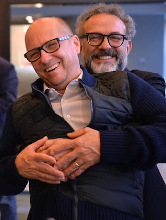 Gli chef Heinz Beck (S) e Massimo Bottura, a margine della premiazione delle "Tre Forchette 2016", nell'ambito della presentazione della Guida ai ristoranti d'Italia 2016 del Gambero Rosso, a Roma 12 ottobre 2015.       ANSA / MAURIZIO BRAMBATTI