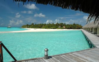 Veduta di una spiaggia delle Maldive in una foto senza data. Aspiranti viaggiatori "sbrigatevi" prima che i cambiamenti climatici distruggano per sempre alcuni dei luoghi più belli della Terra. L'invito arriva dal sito ambientalista Mother nature network. Nella top ten ci sono anche le favolose spiagge bianche delle Maldive. ANSA  +++NO SALES - EDITORIAL USE ONLY+++