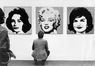 (GERMANY OUT) Andy Warhol*06.08.1928-22.02.1987+Artist (pop art), USAExhibition in Munich: visitors in front of his silkscreens of Liz Taylor, Marilyn Monroe, and Jackie Kennedy (from the l) (Photo by Rudolf Dietrich/ullstein bild via Getty Images)