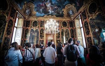 Folla di turisti in visita ai musei Reali. Torino 16 aprile 2022 ANSA/TINO ROMANO