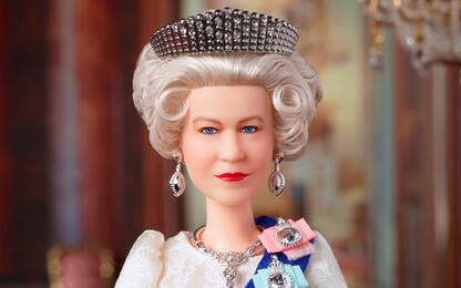 Regina Elisabetta, Barbie svela la bambola dedicata a Sua Maestà