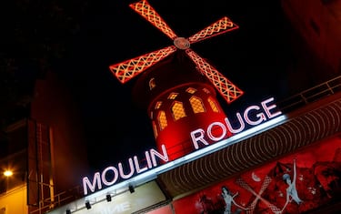 MOULIN, ROUGE shows RED WINDMILL, Montmartre Paris, France. (Photo by: Joe Sohm/Visions of America/Universal Images Group via Getty Images)