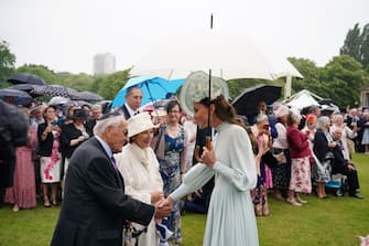 LONDON, ENGLAND - MAY 25: Catherine, Duchess of Cambridge speaks to guests during a Royal Garden Party at Buckingham Palace on May 25, 2022 in London, England. (Photo by Dominic Lipinski - WPA Pool/Getty Images)