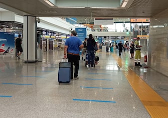Passeggeri in partenza dall'aeroporto intercontinentale "Leonardo Da Vinci" di Fiumicino (Roma), 20 giugno 2021. ANSA/ TELENEWS