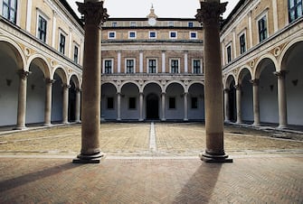 ITALY - NOVEMBER 24: The Courtyard of Honour, Ducal Palace (15th century), by Luciano Laurana (1420-1479), Urbino, Marche, Italy. (Photo by DeAgostini/Getty Images)