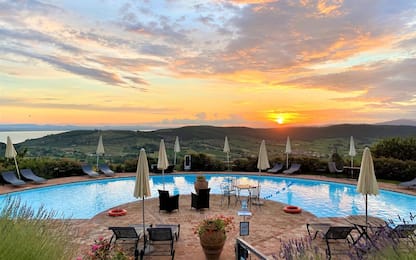 Relax con vista, i 10 agriturismi con piscina più panoramici d’Italia