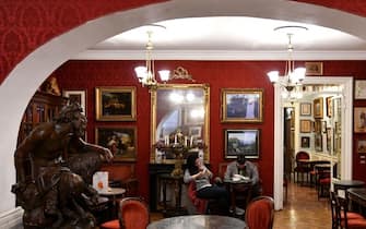 People take a coffee in a room of the Antico Caffe Greco, in Via dei Condotti, central Rome on January 15, 2018.
The Caffe Greco, founded in 1760 by Greek Nicola della Maddalena, is the second oldest coffee in Italy after the Caffe Florian in Venice. / AFP PHOTO / Alberto PIZZOLI        (Photo credit should read ALBERTO PIZZOLI/AFP via Getty Images)