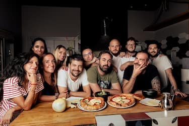 I ragazzi di Casa Surace con il pizzaiolo Aniello Mele